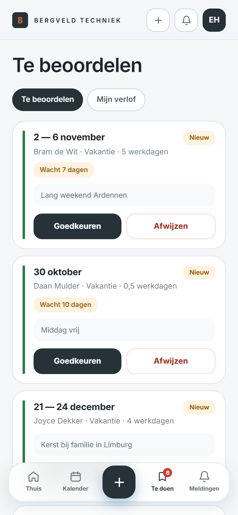 Drie openstaande verlofaanvragen op een telefoon, elk met een knop om goed te keuren of af te wijzen.