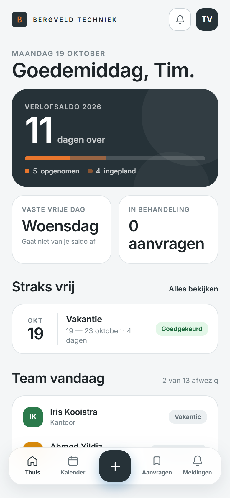 Het startscherm van de verlofapp op een telefoon: het verlofsaldo, de vaste vrije dag en wie er vandaag weg is