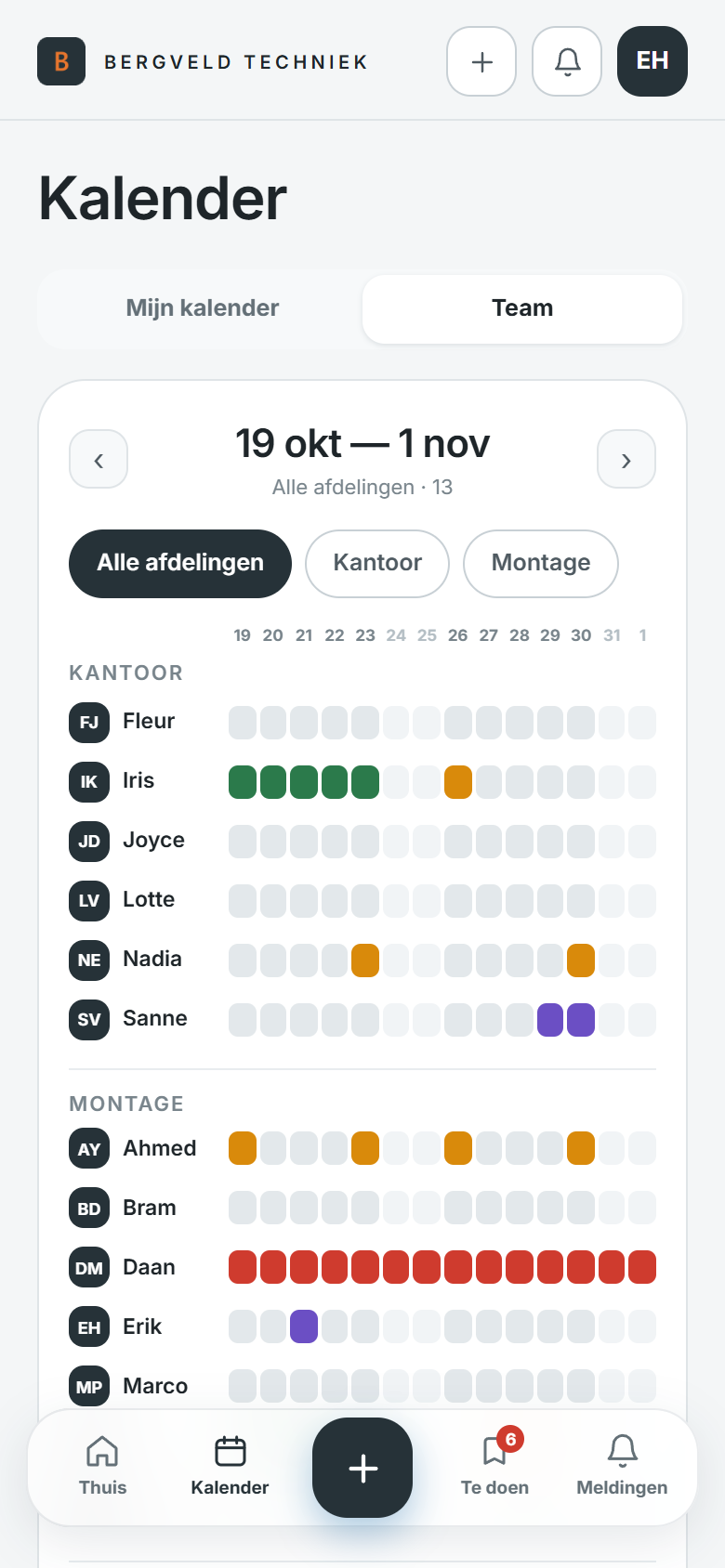 De teamkalender op een telefoon: twee weken, per afdeling, met voor elke medewerker de dagen vakantie, vaste vrije dag, speciaal verlof en ziekte in hun eigen kleur.